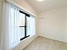 洋室：自然光が差し込む落ち着いた印象のお部屋。時を忘れて過ごす空間。