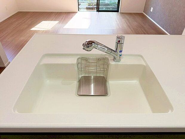 浄水器内蔵型ハンドシャワー水栓を採用しています。ワンタッチ式で浄水機能に切り替えができます。