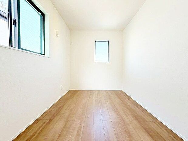 開口部が広くたくさんの陽を取り入れます。窓を開ければ気持ちよい風が舞い込んできて開放的な空間を演出。