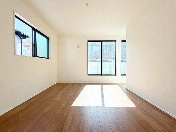 大きな窓からたっぷりと陽光が注がれる明るい空間。一日の疲れを癒してくれる洋室。時を忘れて過ごす空間。