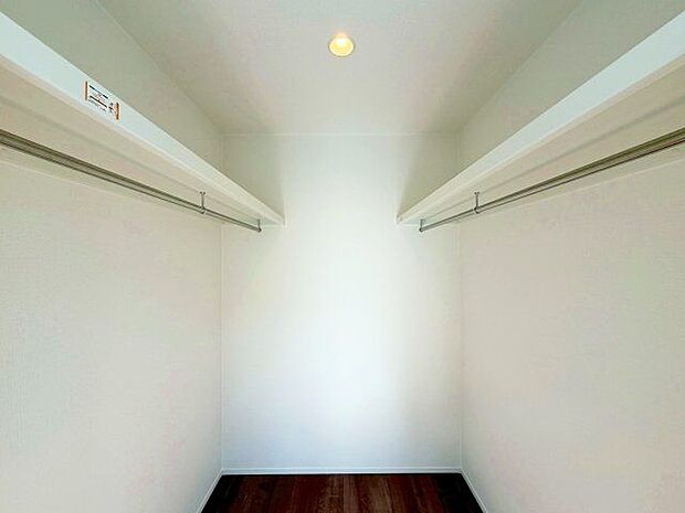 ウォークインクローゼットをご用意しております。その分お部屋を広く使うことができますね。