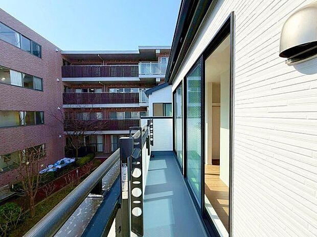 暮らしの中で光と風を演出してくれるバルコニー。見事なまでの開放的な空間を演出します。