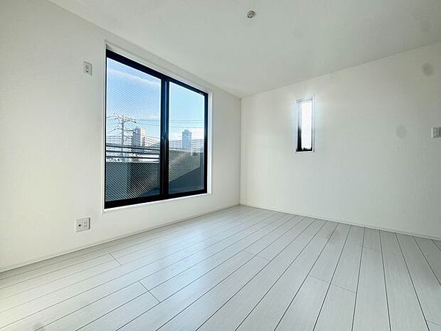 開口部が広く、たくさんの陽を取り入れます。開放的な空間を演出します。