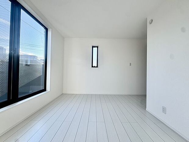 居心地のいい暮らしには欠かせない採光。たっぷりと陽光が注がれる明るい空間。