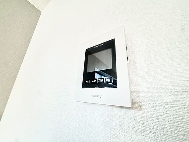 来訪者の確認ができるモニター付きインターホン完備。