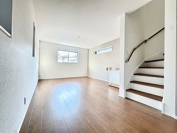 自然光が降り注ぐ開放感溢れるリビングルーム。落ち着いた雰囲気の中、くつろぎのひとときを過ごせます。