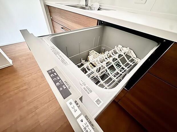 ビルトイン食洗機は、節水や節電機能も充実して家事の手助けをしてくれます。
