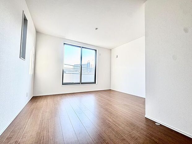 大きな窓からたっぷりと陽光が注がれる明るい空間。時を忘れて過ごせるお部屋。