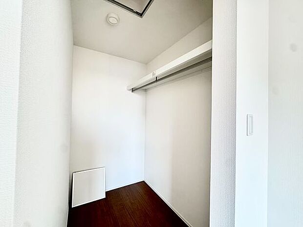 大容量収納可能なウォークインクローゼットはシーズンオフの服や生活用品をたくさん収納できます。