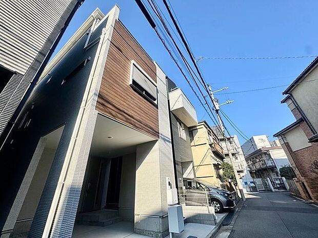 美しい外壁と澄み切った青空のコントラストが、この邸宅のアクセントになっています。