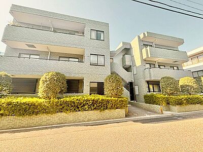 外観：洗練されたデザインと機能性が織りなすこだわりの住空間。ゆったりとした時間をお過ごしください。