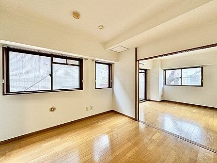 窓越しに射し込む自然光が風合い豊かな室内を照らし出し、落ち着きのある上品な空間を演出します。