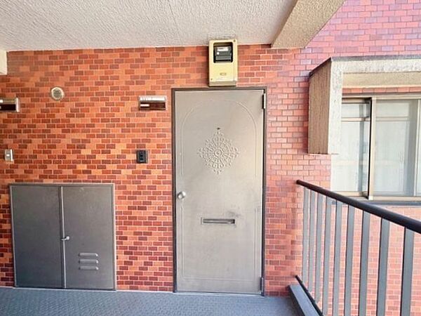 格調高いデザイン性を持つ玄関は、住む方のプライドを満たすクオリティ。訪れる方を優しく迎えます。