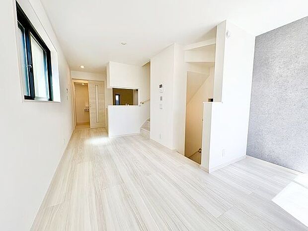 帰りたくなる空間を意識。やわらかな陽光を纏った広々としたリビングでくつろぎのひと時。