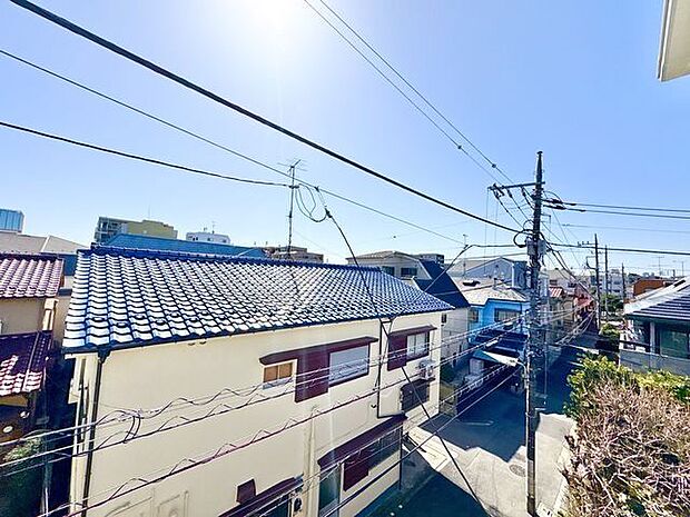 3階からの眺望。正面の建物とは距離が取れており開放感があります。