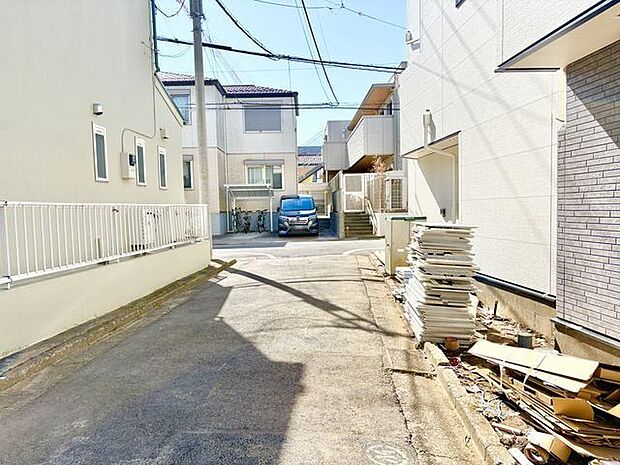 南側公道に面する明るい間取設計となっています。