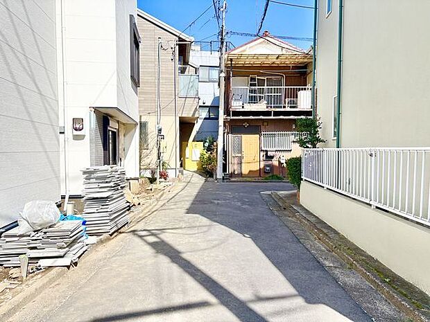 街のにぎわいからほど良く離れ、静かに過ごせる環境は閑静な住宅街ならではです。