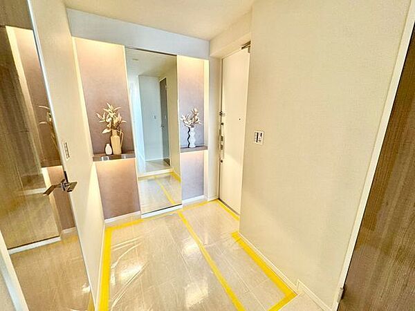 明るく開放的な空間を美しい建具が見事に演出。住まいの顔となる玄関は、落ち着きと華やぎの満ちた空間。