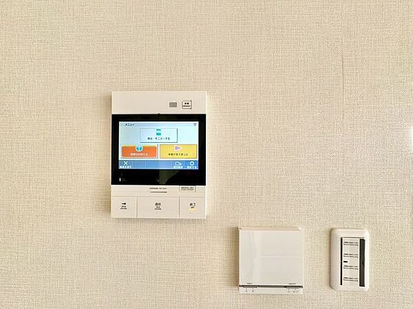 来訪者の確認ができるモニター付きインターホン完備。