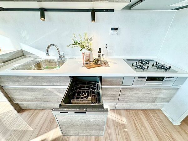 ビルトイン食洗機は、節水や節電機能も充実して家事の手助けをしてくれます。