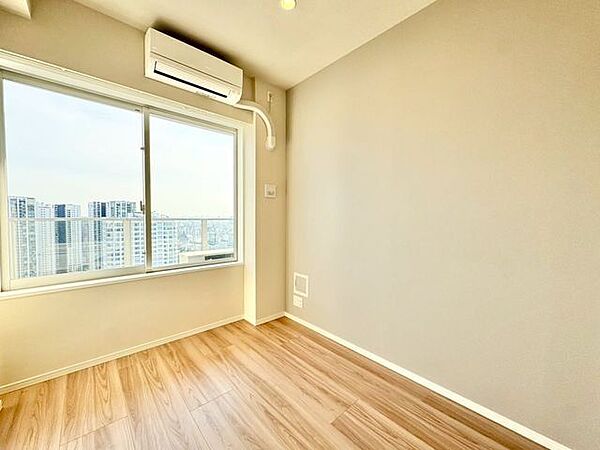 大きな窓からたっぷりと陽光が注がれる明るい空間。時を忘れて過ごせるお部屋。