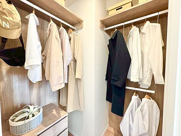 大容量収納可能なウォークインクローゼットはシーズンオフの服や生活用品をたくさん収納できます。