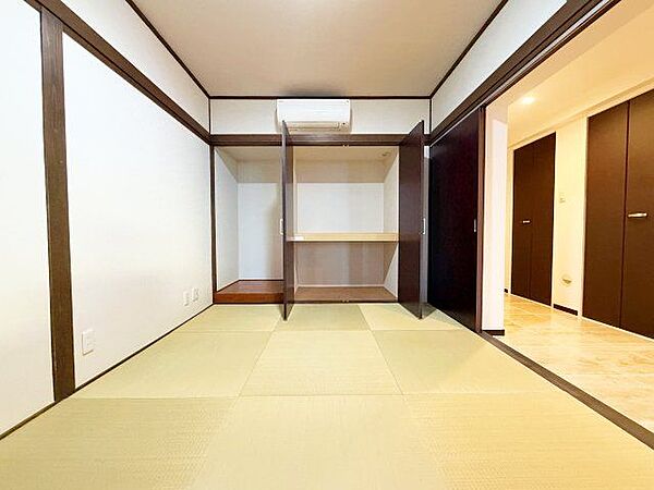大きな押入れ付きで布団や季節用品なども楽々収納できます。