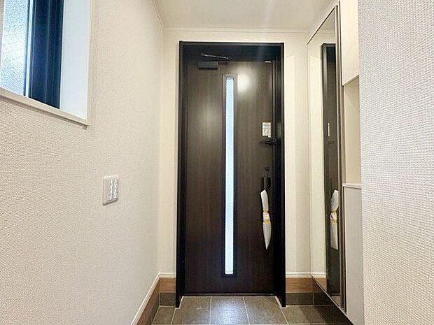 住まいの顔となる玄関は、落ち着きと華やぎの満ちた空間に。
