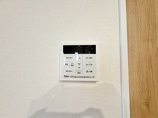 キッチンに給湯パネルを設置しました。洗い物時もお湯を簡単にご使用いただけます。温度調節もラクラク♪