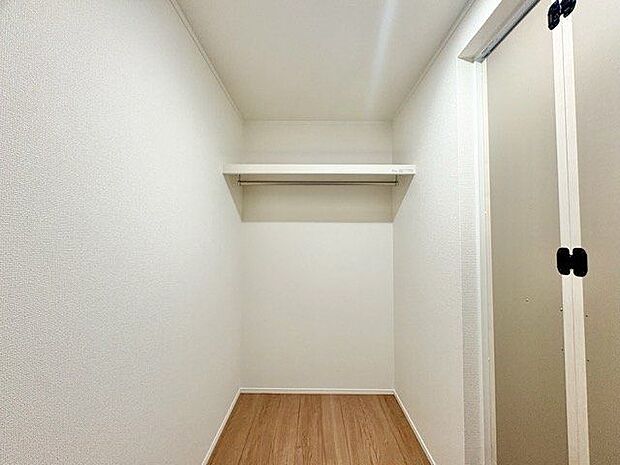 ウォークインクローゼットをご用意しております。その分お部屋を広く使うことができますね。