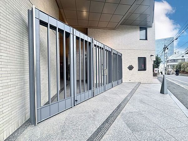 鉄の門と石のモニュメントを配した重厚感あるエントランス。