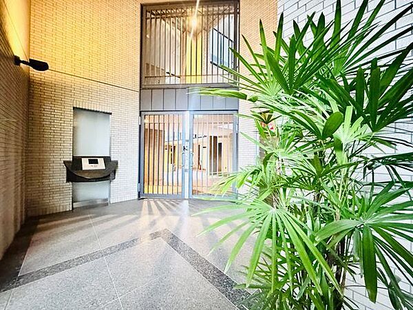 ゆとりある住空間へといざなう、美しく贅沢なエントランスホール。