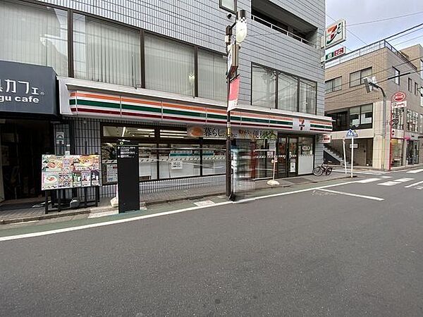 セブンイレブン神宮前店 240m