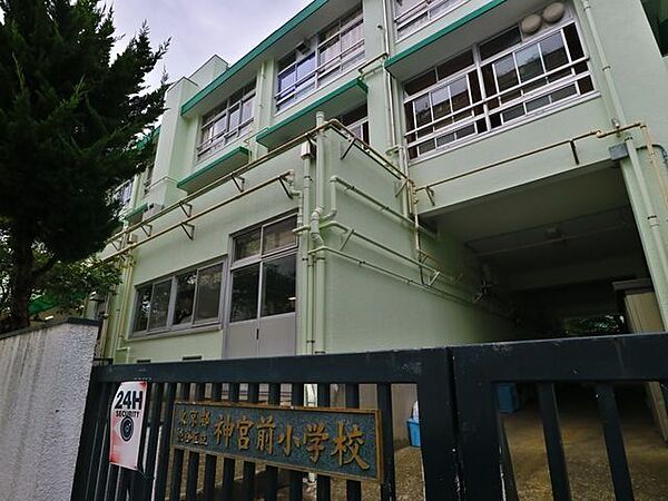 渋谷区立神宮前小学校 190m