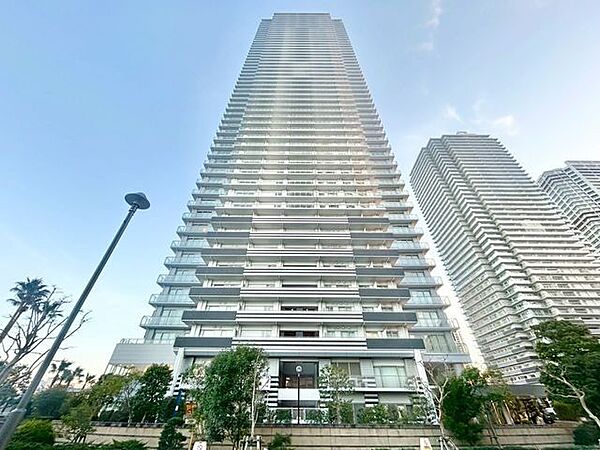爽やかな青空の下に贅沢なほどに降り注ぐ陽光、豊かな居住性。クオリティが見事に調和した住空間。