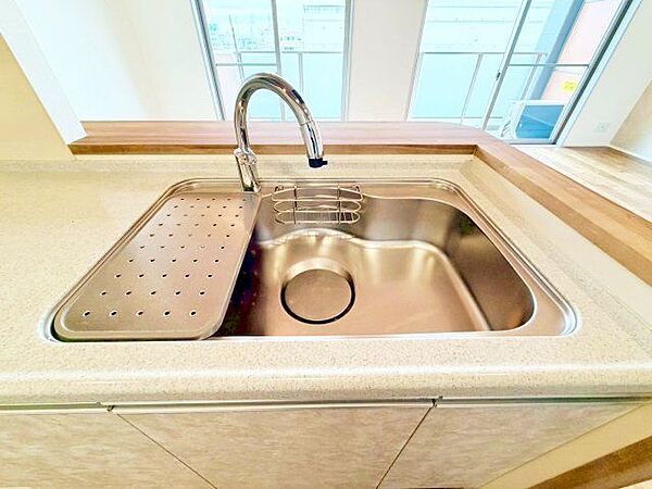 調理器具や食器類もゆったり洗えます。シンクまわりもすっきりとまとまり水栓のデザインもオシャレ。