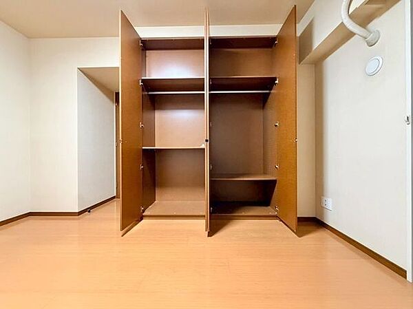 充分な収納スペースを確保。居室内に余計な家具を置く必要がないので、シンプルですっきりとした暮らし。