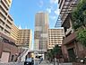 外観：爽やかな青空の下に贅沢なほどに降り注ぐ陽光、豊かな居住性。（空の加工を生成AIで行っています）