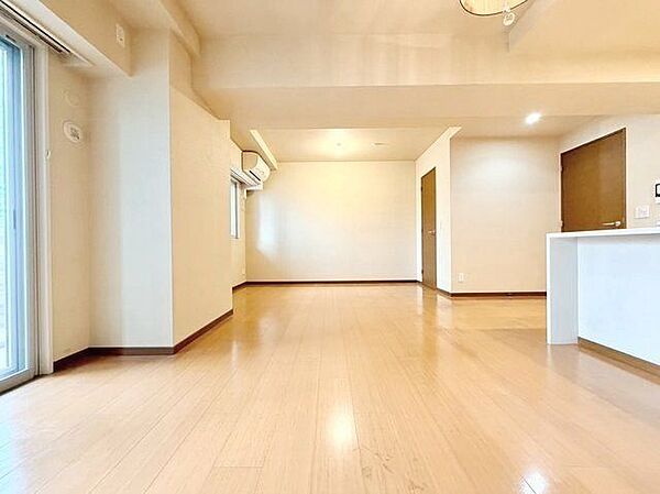 リビング・ダイニングは、シックでモダンな内装。落ち着いた雰囲気に包まれて、伸びやかな空間。