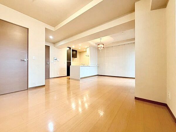 光と風があふれる開放的なリビングダイニング。明るく穏やかな空気のなかで飲んだり、食べたり、笑ったり。