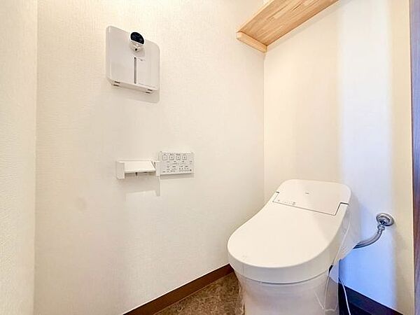 毎日使うものだから、「シンプルでムダのないデザイン」で空間と調和するタンクレストイレ。