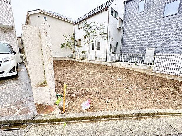 陽の光に照らされて美しく輝く土壌は、訪れる人を温かく迎えてくれます。愛着が生まれる住まいをこの地に。