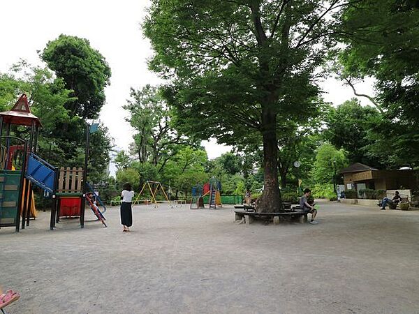 渋谷区鍋島松涛公園 550m