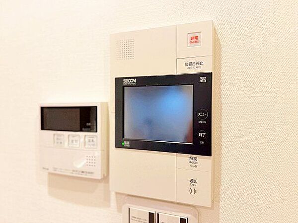 来訪者の確認ができるモニター付きインターホン完備。
