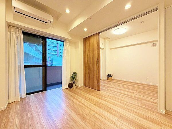 開放感と明るさをもたらす魅力のリビング。自然とくつろぎの場所に。