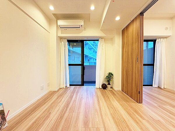 落ち着いた雰囲気のリビングダイ二ング。伸びやかな空間のなかで、ゆったりとしたひとときを過ごせます。