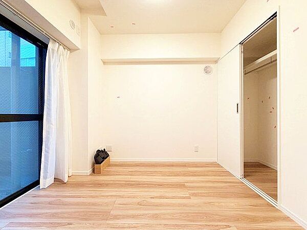 明るい洋室です。いつまでも快適に暮らせる空間が広がります。