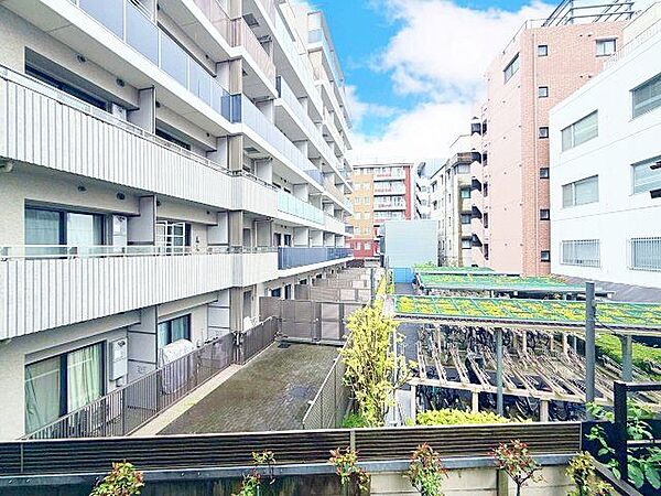 暮らしの中で光と風を演出してくれるバルコニー。開放感を演出しながら、爽やかな風が通ってきます。