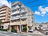 外観：お住まいは住まう方を見守り受け入れてくれます。「日常」という物語の舞台となることを祈っています（空の加工を生成AIで行っています。）