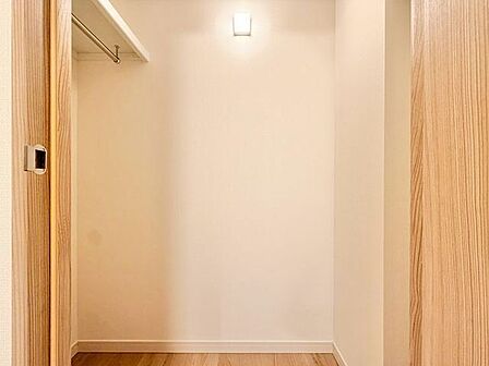 高い収納力を誇るウォークインクローゼットを設置、いつでもすっきり整理することが出来ます。